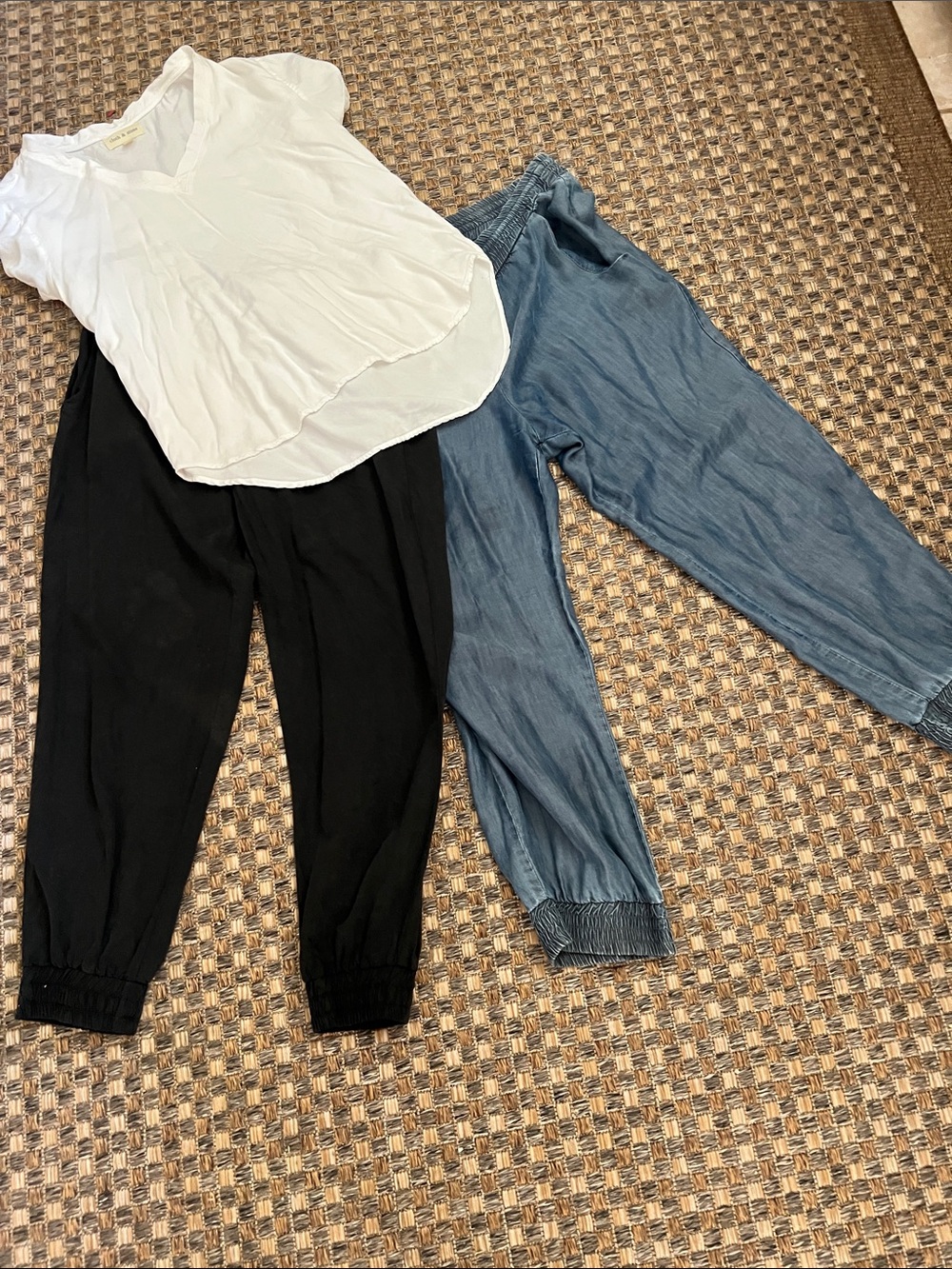 cloth & stone White V-Neck Top 2 cropped drawstring pants